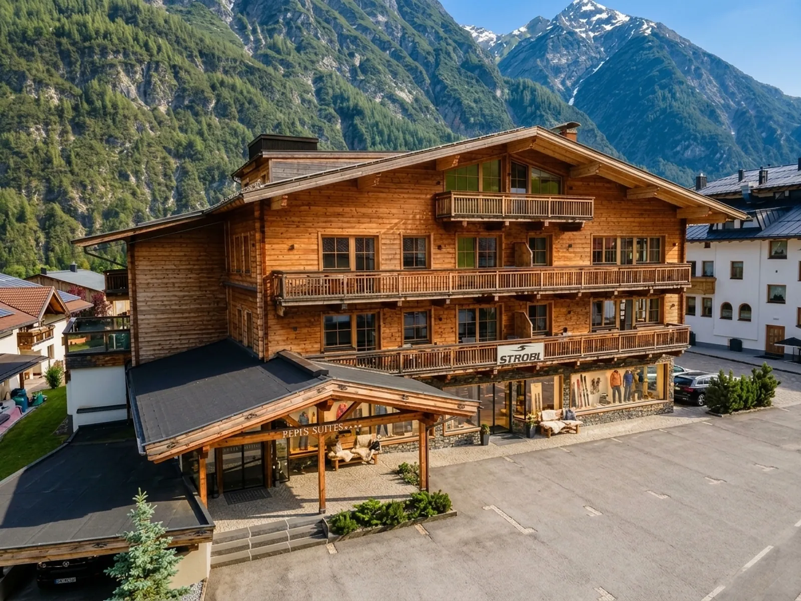 Das Haus von Sport Strobl und Pepi’s Suites in Holzgau im Sommer