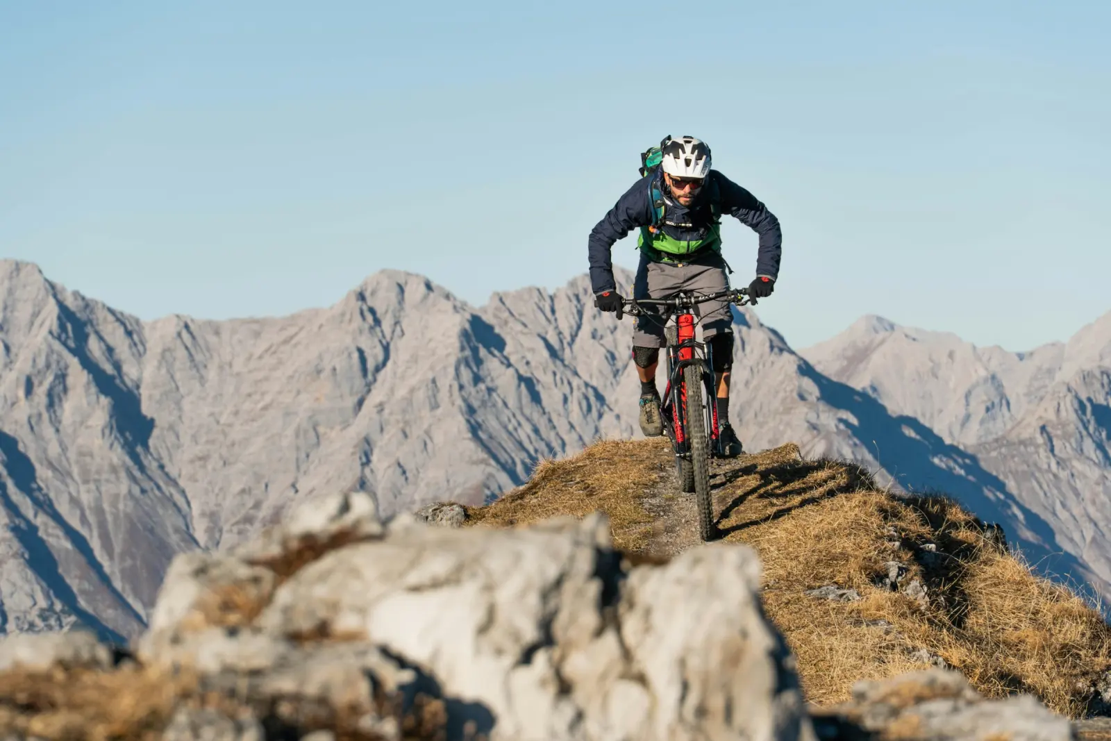 Mountainbiker auf einem Grat vor den Lechtaler Alpen